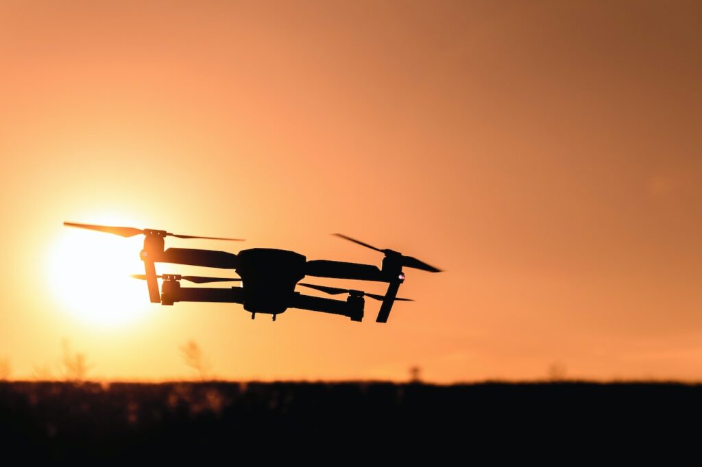 As filmagens com drones trazem inúmeros benefícios, já que podem enriquecer a produção. Mas qual é o regulamento para uso de drones?