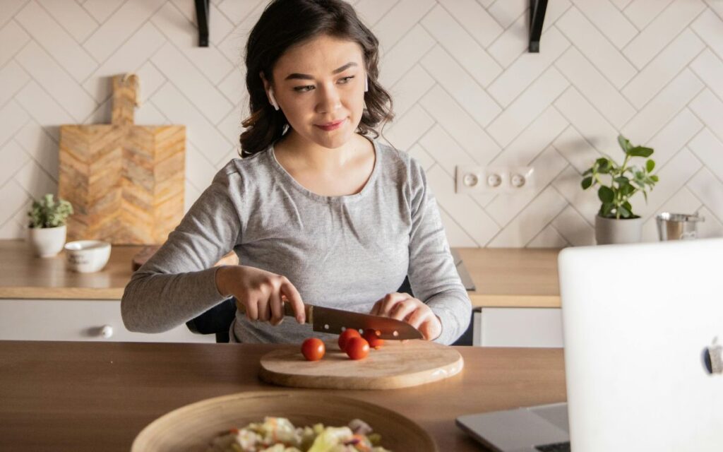 Sabemos que as primeiras videoaulas do seu curso (ou treinamento, ou semelhante) foram feitas em uma situação. É hora de melhorar!