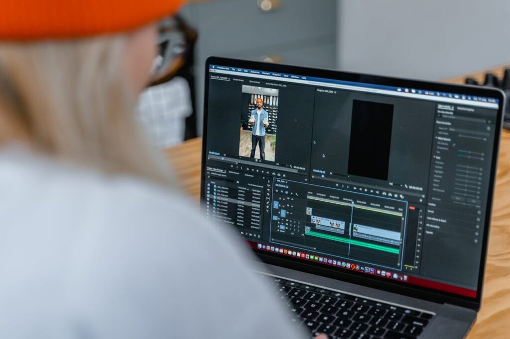 Talvez seja necessário deixar seu vídeo mais dinâmico! Tem horas que não tem muito como “inventar a roda”: o ideal é apostar nos cortes.